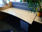 2 Stk. Schreibtische mit Mittelwand je ca. 200x100 ( 90 ) cm 2 Stk. Schreibtische mit Mittelwand je ca. 200x100 ( 90 ) cm