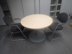 Besprechungstisch DM 100 cm mit 2 Freischwingern Besprechungstisch DM 100 cm mit 2 Freischwingern
