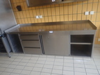 Edelstahl Arbeitstischmodul mit Schiebetüren, 2 Etagen, mit 3 Laden und Einschubmöglichkeit ca. 230 x 70 x 75 cm Edelstahl Arbeitstischmodul mit Schiebetüren, 2 Etagen, mit 3 Laden und Einschubmöglichkeit ca. 230 x 70 x 75 cm