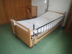 Pflegebett + Nachtkästchen und Matratze Pflegebett + Nachtkästchen und Matratze