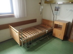 Pflegebett + Nachtkästchen Pflegebett + Nachtkästchen