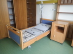Pflegebett + Nachtkästchen Pflegebett + Nachtkästchen