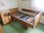 Pflegebett + Nachtkästchen Pflegebett + Nachtkästchen