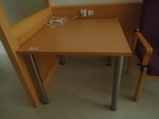 1 Tisch 80 x 80 cm braun 1 Tisch 80 x 80 cm braun