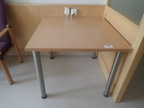 1 Tisch 80 x 80 cm braun 1 Tisch 80 x 80 cm braun