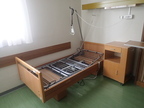 Pflegebett + Nachtkästchen Pflegebett + Nachtkästchen