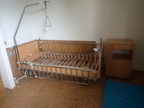 Pflegebett + Nachtkästchen Pflegebett + Nachtkästchen
