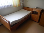Pflegebett + Nachtkästchen Pflegebett + Nachtkästchen