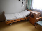 Pflegebett + Nachtkästchen Pflegebett + Nachtkästchen