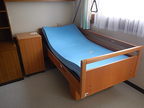 Pflegebett + Nachtkästchen Pflegebett + Nachtkästchen