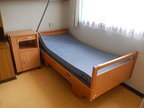 Pflegebett + Nachtkästchen Pflegebett + Nachtkästchen