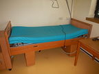 Pflegebett + Nachtkästchen Pflegebett + Nachtkästchen