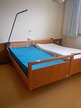 Pflegebett + Nachtkästchen Pflegebett + Nachtkästchen