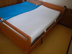 Pflegebett + Nachtkästchen Pflegebett + Nachtkästchen
