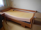 Pflegebett + Nachtkästchen Pflegebett + Nachtkästchen