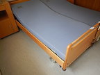 Pflegebett + Nachtkästchen Pflegebett + Nachtkästchen