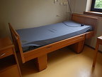 Pflegebett + Nachtkästchen Pflegebett + Nachtkästchen