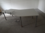 Rauminhalt bestehend aus 3 Schreibtischen ca 200 x 100 cm + Winkelschreibtisch ca. 220 x 100 cm + Besprechungstisch ca. 70 cm DM Rauminhalt bestehend aus 3 Schreibtischen ca 200 x 100 cm + Winkelschreibtisch ca. 220 x 100 cm + Besprechungstisch ca. 70 cm DM